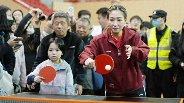 爱体育体育-新民晚报红双喜杯开幕，奥运冠军刘诗雯和球友共享“乒乓年夜饭”|体育局|上海|国际乒联|乐融融|乒乓球_新浪体育_新浪新闻