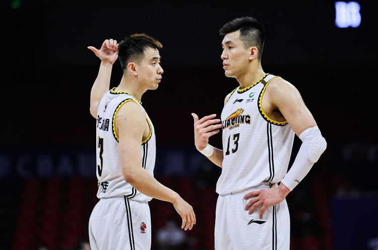 爱体育体育直播-后场双核有一个非要走？杨鸣：我尽量把他往回拉 但决定权不在我